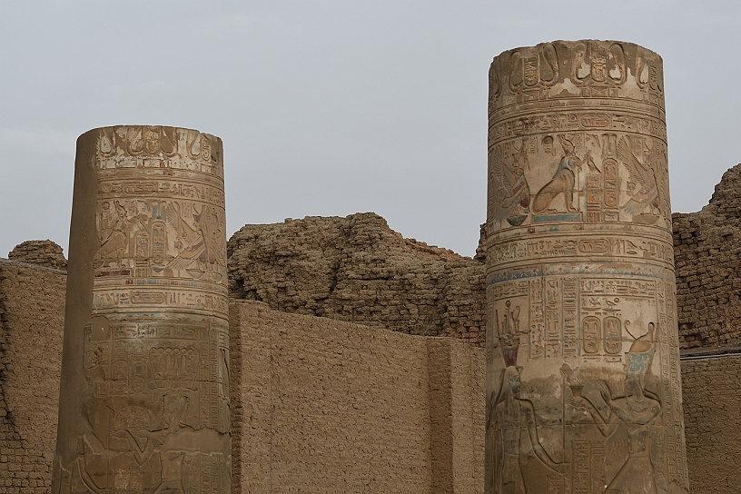 36 MAK_6344.jpg - Le colonne sono finemente decorate e si intravedono ancora i colori originali.